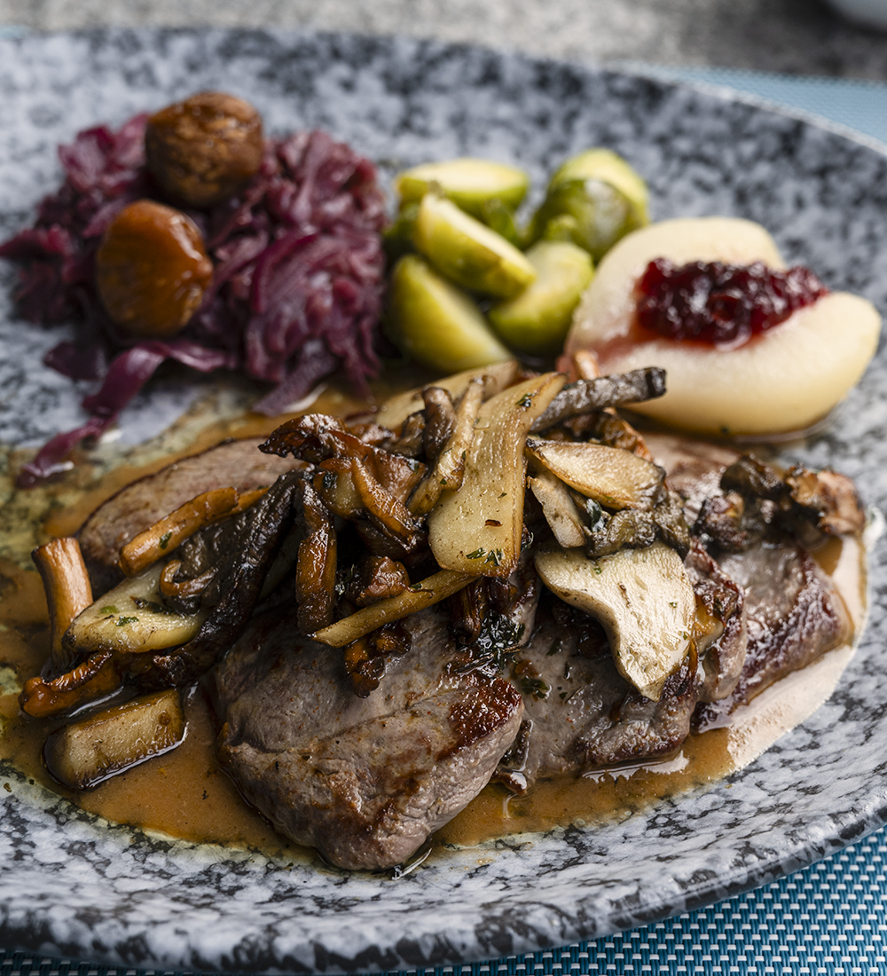 Sminuzzato di selvaggina “capriolo e cervo” con uva e salsa alla panna Spätzli, cavolo rosso e castagne